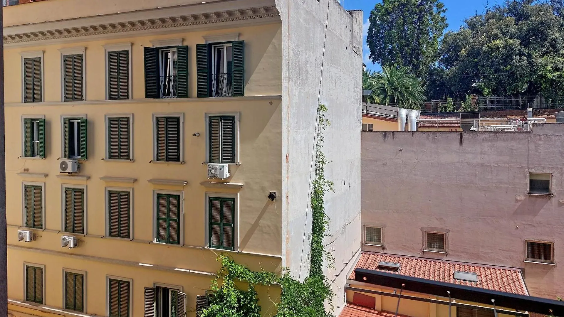 Ych-Comfortable 2 Bedrooms Flat Near Colosseum Rome 0*,  Italy