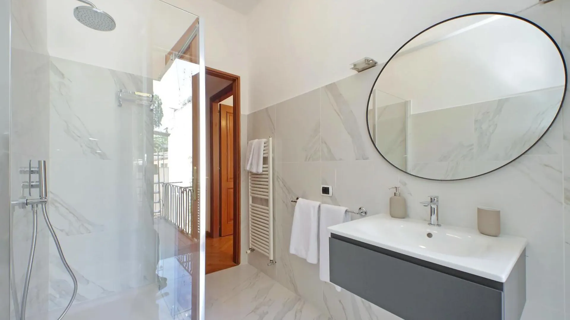 Ych-Comfortable 2 Bedrooms Flat Near Colosseum Rome Italy