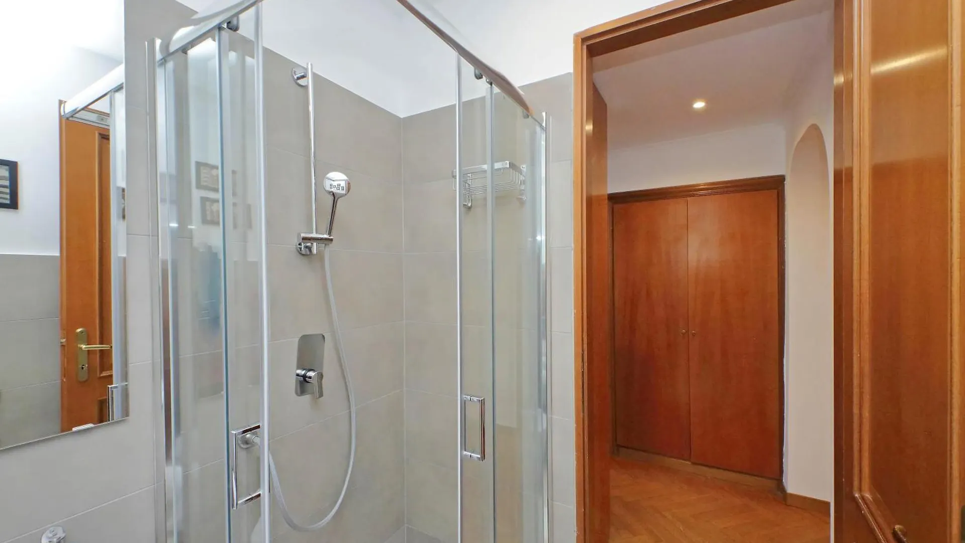 Ych-Comfortable 2 Bedrooms Flat Near Colosseum Rome 0*,
